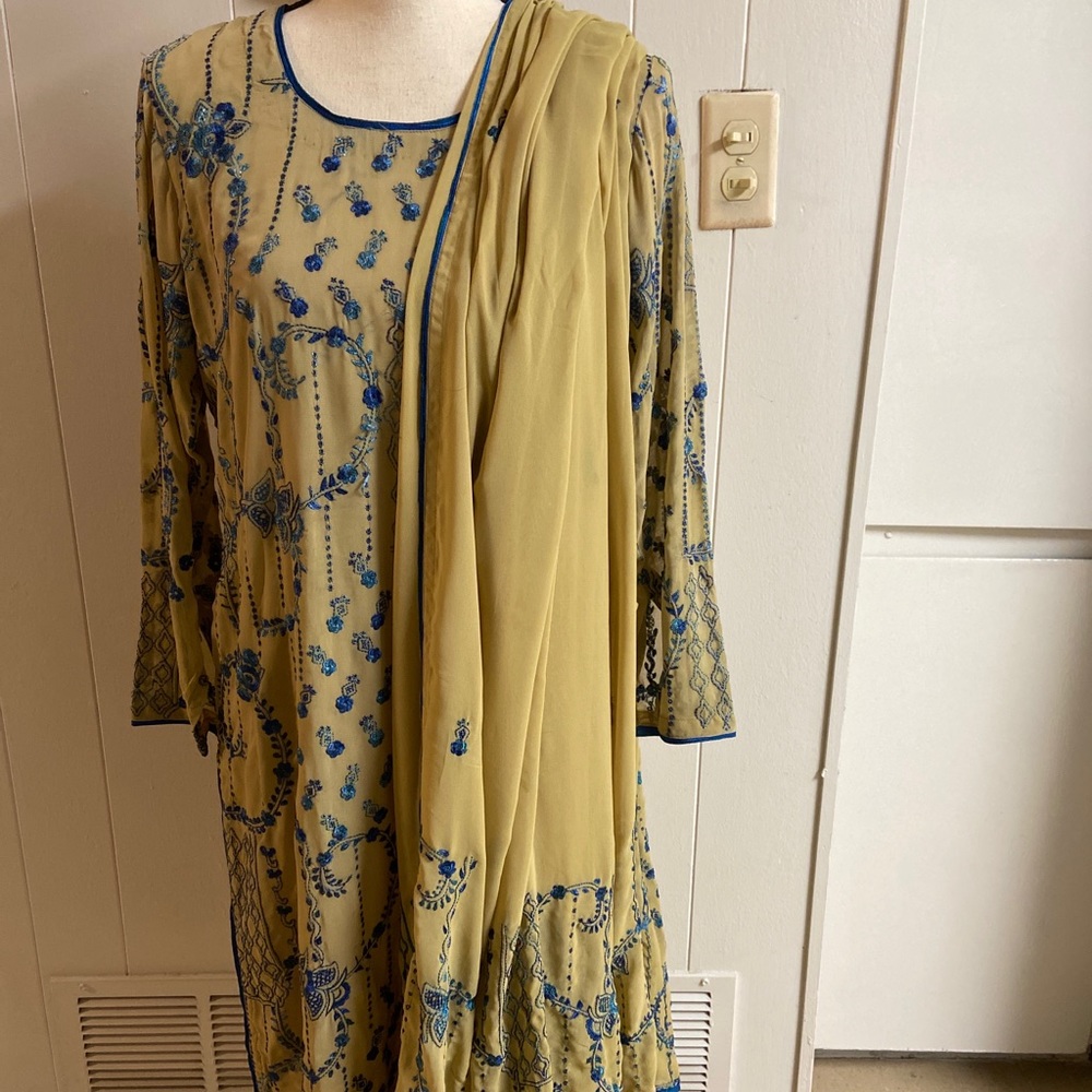 pakistani designer Three Pieces Suit.